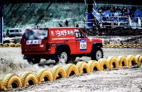 辽宁沟帮子熏鸡集团赞助的国际越野车王争霸赛即将开赛